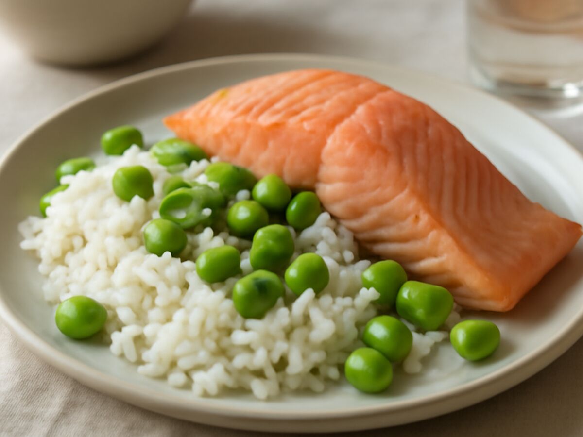 Dampfgegarter Lachs mit Edamame und japanischem Reis