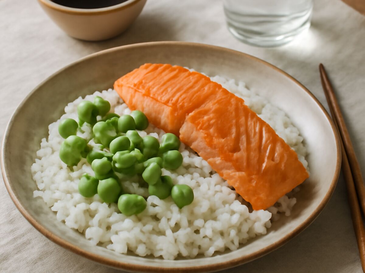 Japanischer Reis mit gedämpftem Lachs und Edamame