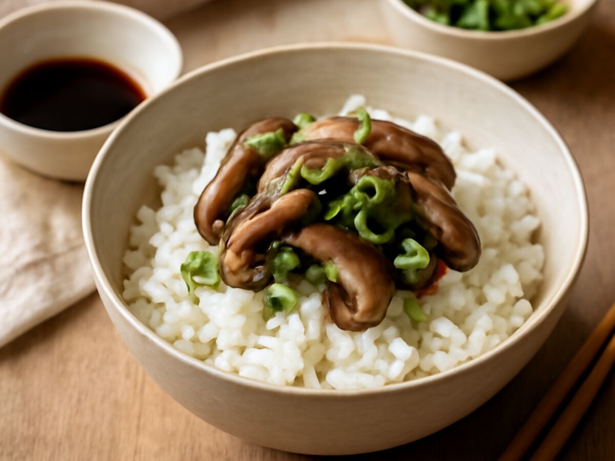 Japanischer Reis mit gedämpftem Shiitake und Frühlingszwiebeln