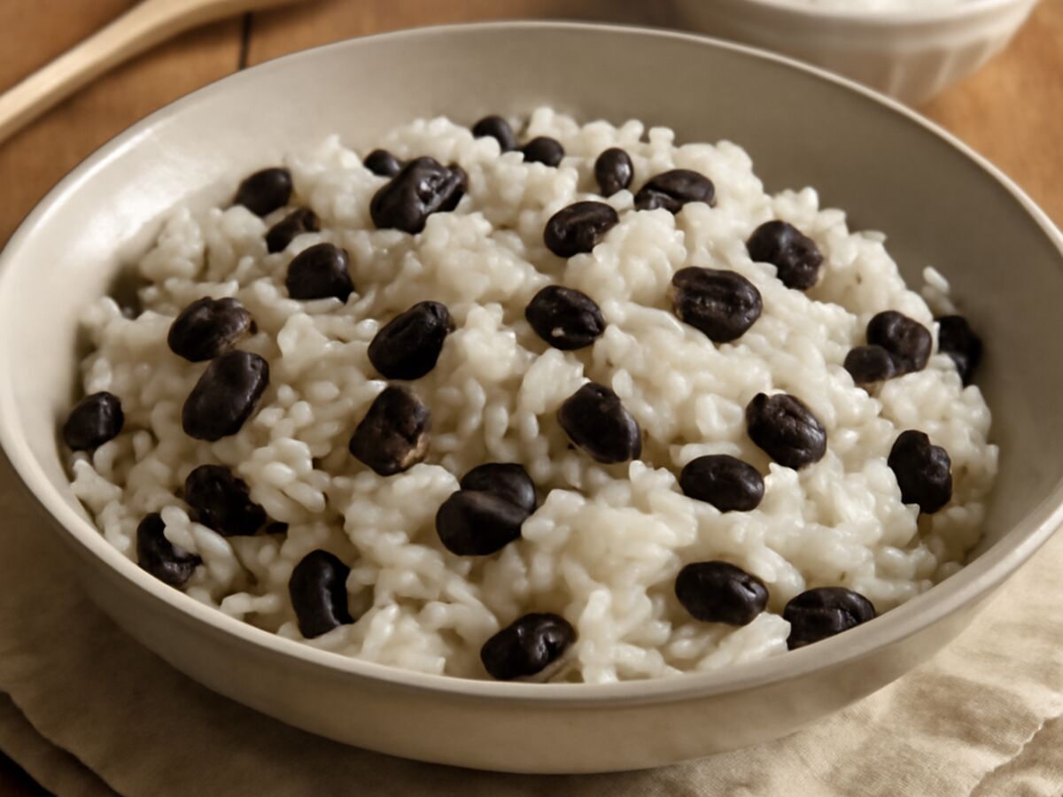 Klebreis mit Kokosmilch und schwarzen Bohnen