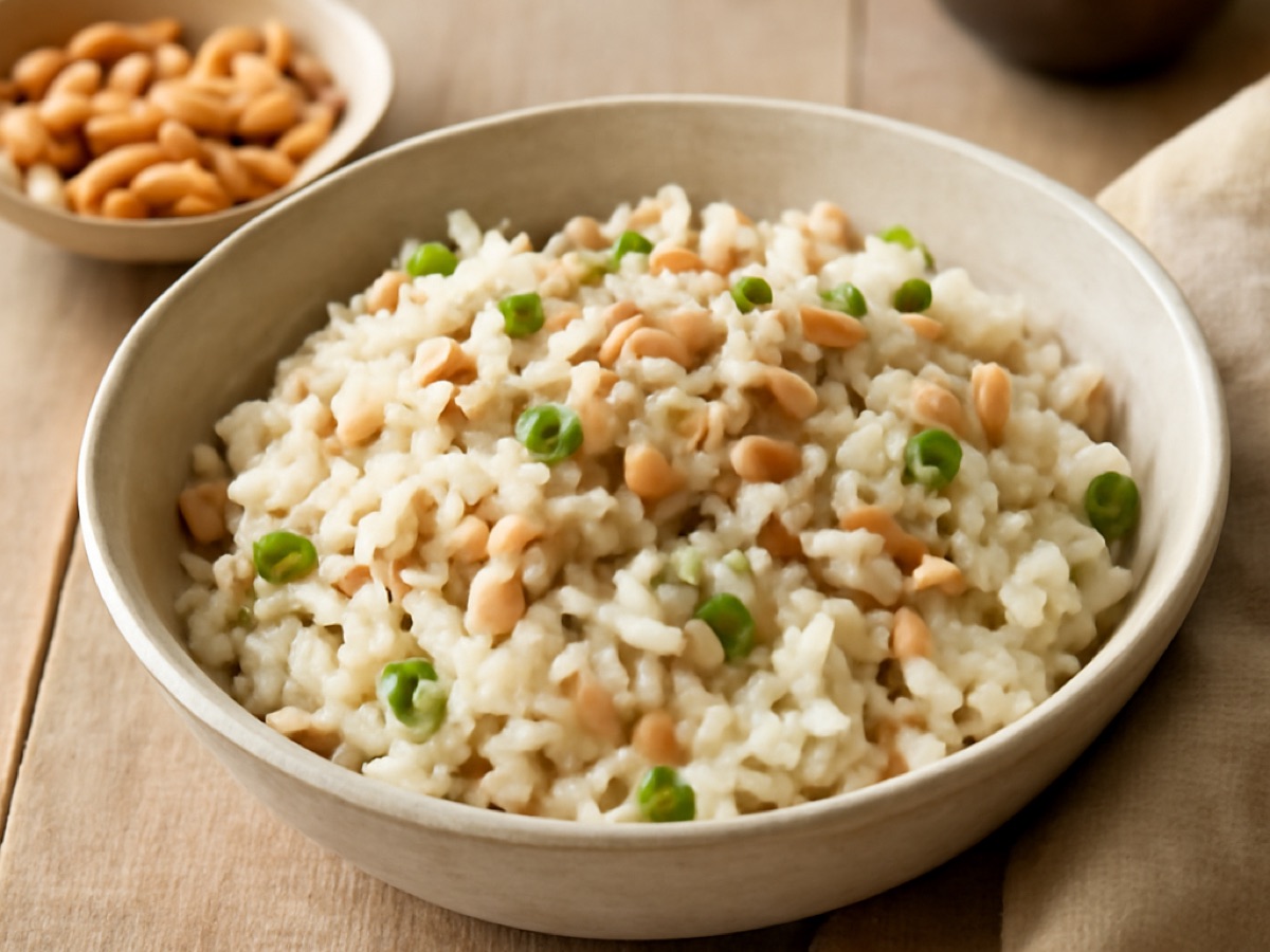 Kokos-Reis mit Erdnüssen und Frühlingszwiebeln