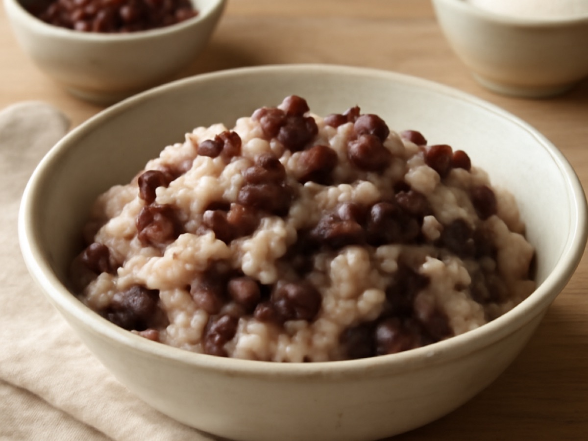 Koreanischer süßer Klebreis mit roten Bohnen (Patbap)